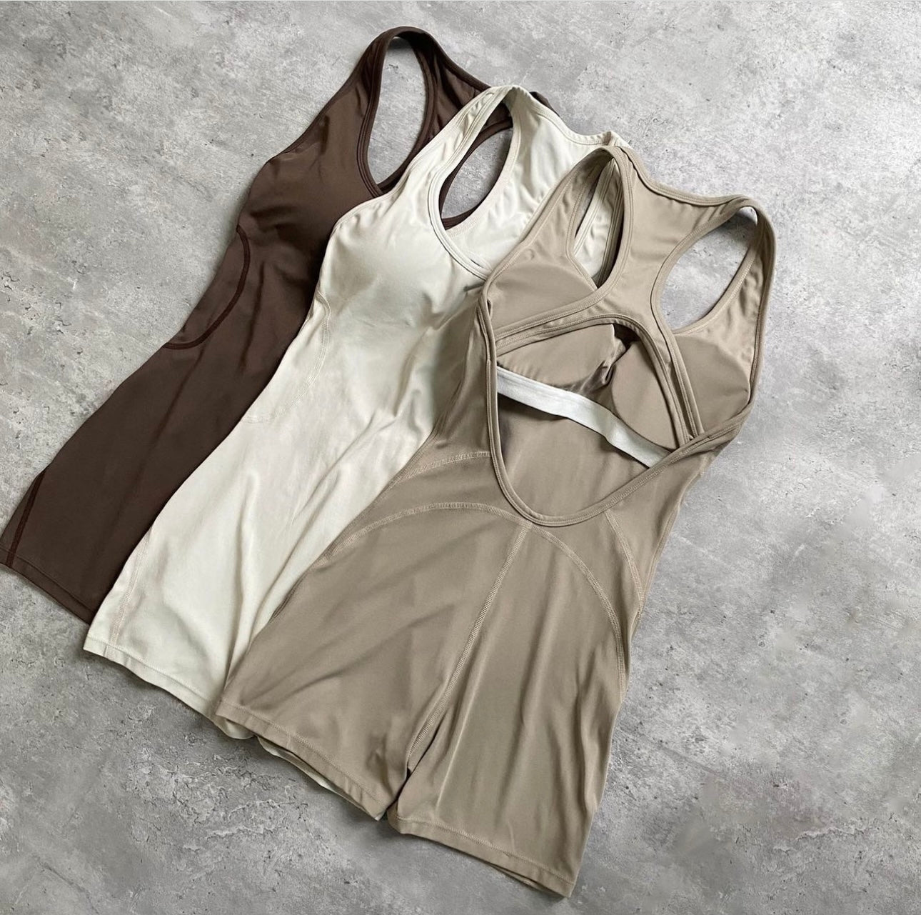 Short jumpsuit open back